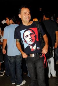 Fashionista anda circulando com tshirt com estrampa do rosto do presidente americano Barack Obama