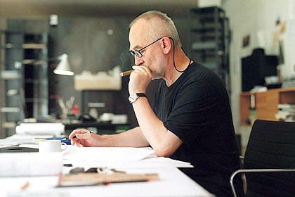 O arquiteto Peter Zumthor trabalha em seu escritório, em Haldenstein, na Suíça 