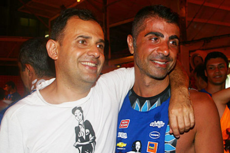 Borges e o amigo, o estilista paulistado Fause Haten, se esbaldando no carnaval baiano de 2009